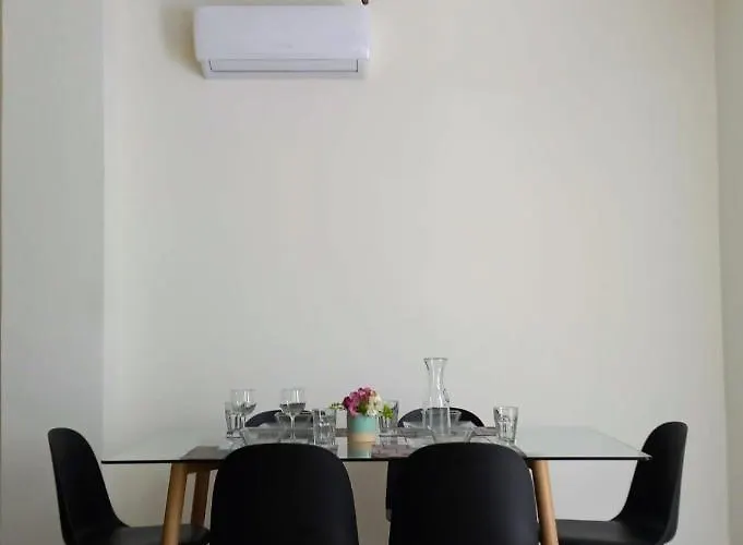 Cozy And Spacious By 10 Apartment